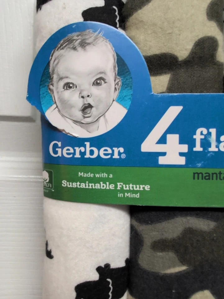 Paquete de 4 mantas de franela Gerber Baby Boys camuflaje/dinosaurios/rayas  Foto 2 de 4