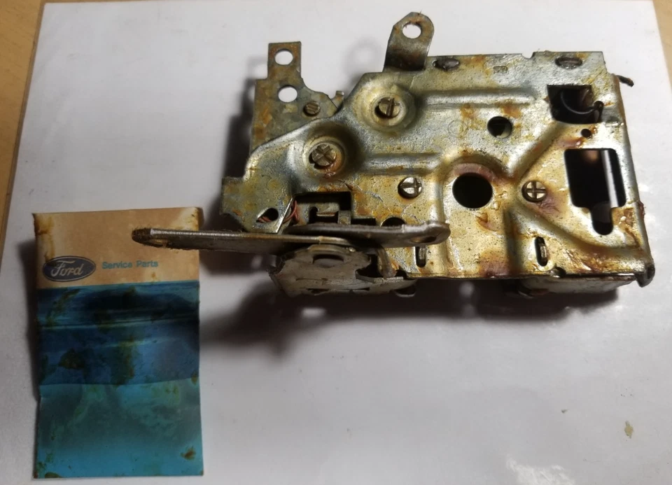 Pestillo de puerta delantera derecha Ford D9AZ-5421812-A 1979-91 LTD fabricante de equipos originales Foto 2 de 4