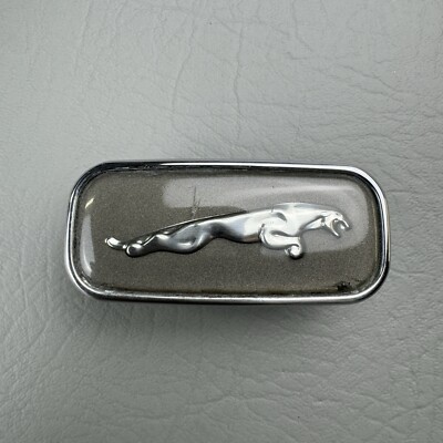98-03 Jaguar XJ8 VDP X308 Right Passenger Side Fender Emblem Logo HNC5796AA OEM