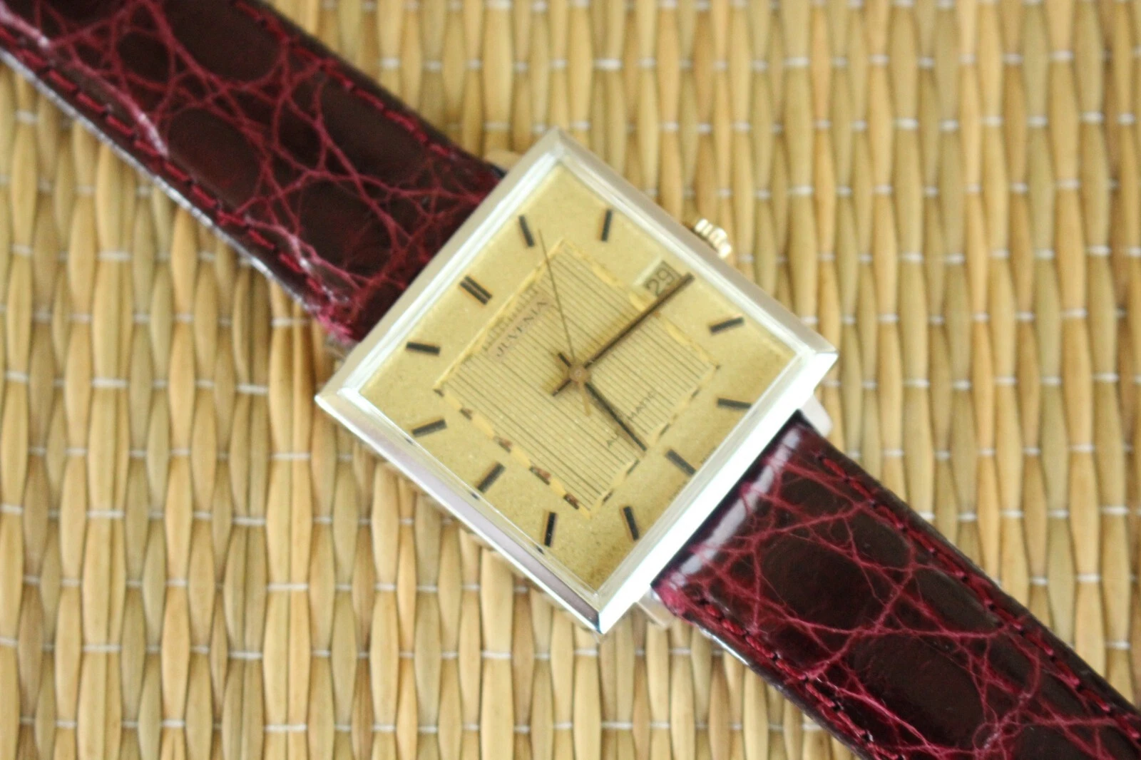 Zenith — #1 VINTAGE JUVENIA GOLD GUILLOCHE DATE DIAL BURGUNDY CROCO BAND AUTO WATCH + BOX