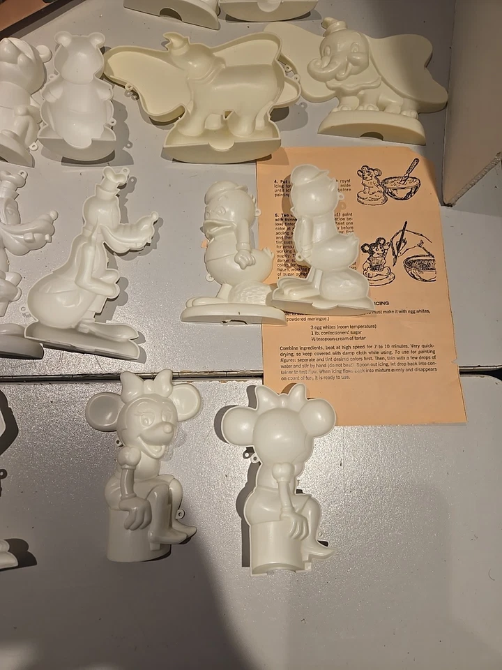SUGAR PLUM DISNEY SUGAR MOLDS BY WILSON PLASTIC CANDY MOLDS 16 PIECE LOT - Image 3 of 4