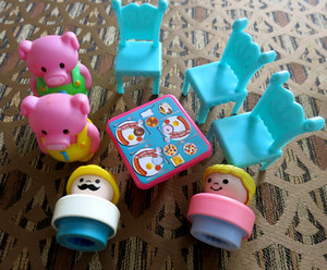 RARE FISHER PRICE 8 Lot VINTAGE 1990  little people and furniture figures