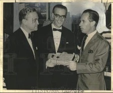 1966 Press Photo Juan Filipe Yriart with Uruguayan products exhibit principals