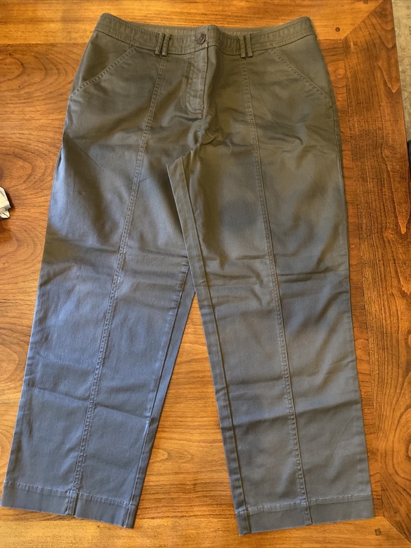 Tommy Bahama Fatigue green capri cropped pants size 8