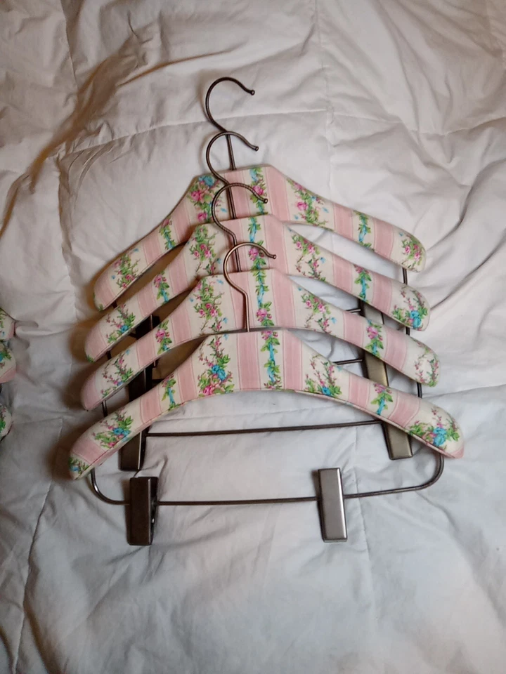 6/Conjunto Lindo Tecido GUCCI Coberto, Cabides de Madeira, Alta Qualidade - Imagem 4 de 4