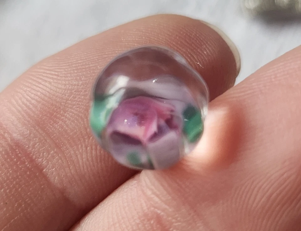 Ancien bouton en verre boule inclusion d'une fleur rose 1,2 cm D16B - Photo 1/4