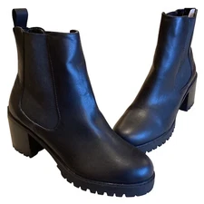 Urban Outfitters Black Chelsea Lug Sole Vegan Leather Boot US 8, UK 6, EU 39
