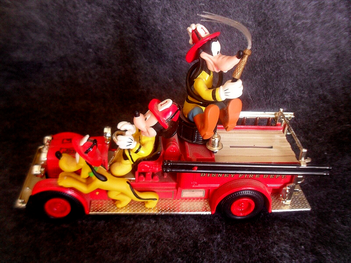 DISNEY FIRE DEPT. ERTL FIRE CHIEF MICKEY 1926 Seagrave Fire Engine