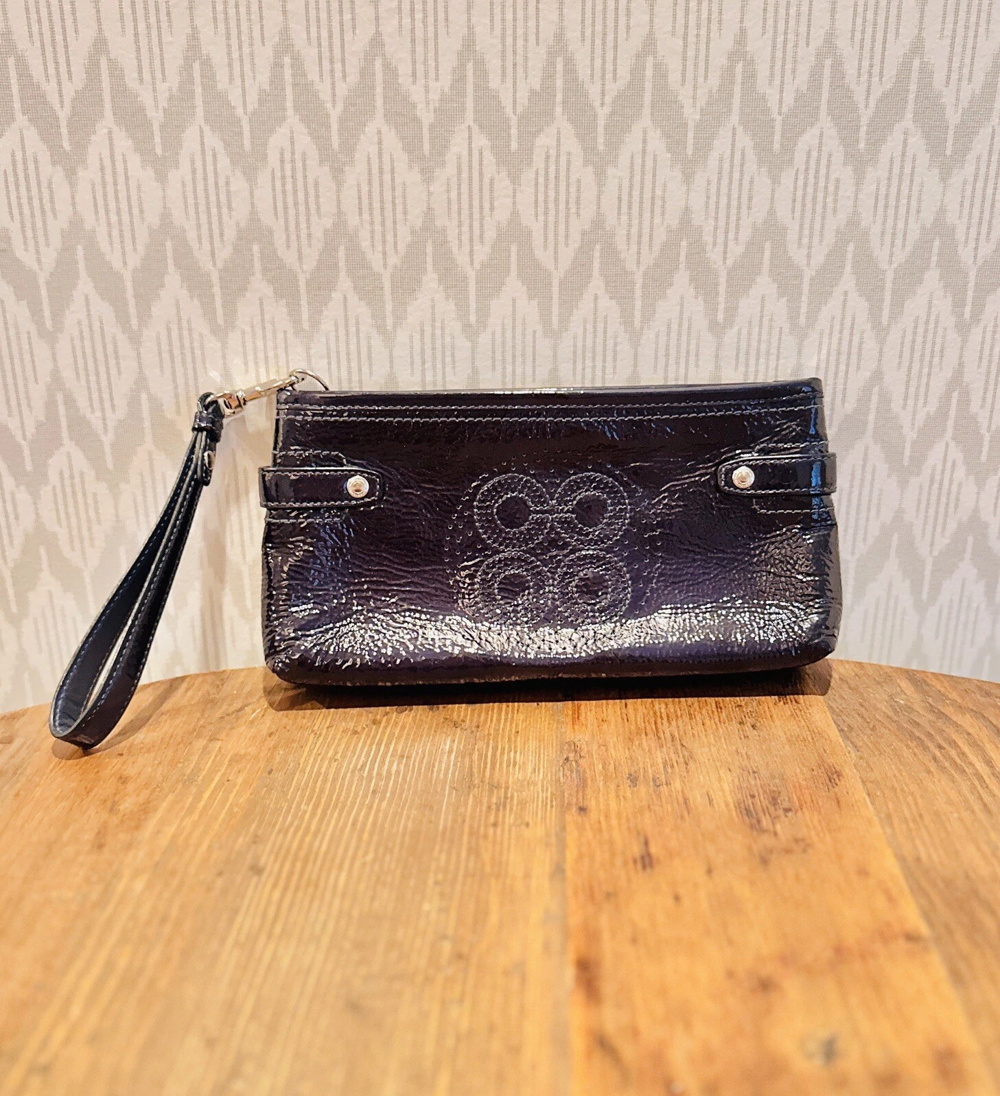 Borsa Coach blu scuro in pelle verniciata da polso pochette con cerniera usata in ottime condizioni