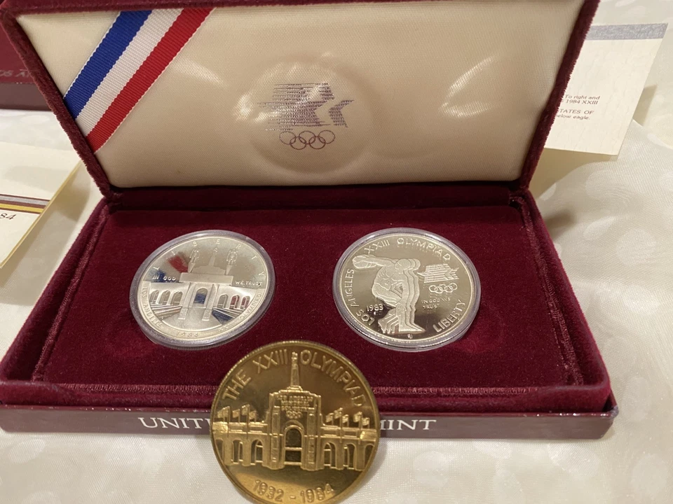 Juego de dos monedas y moneda conmemorativa de prueba de dólar de plata olímpico 1983/1984 Foto 3 de 4