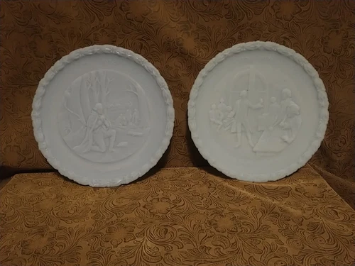 Set of 2   Fenton Bicentennial Commemorative Plates Powder Blue Milk Glass 