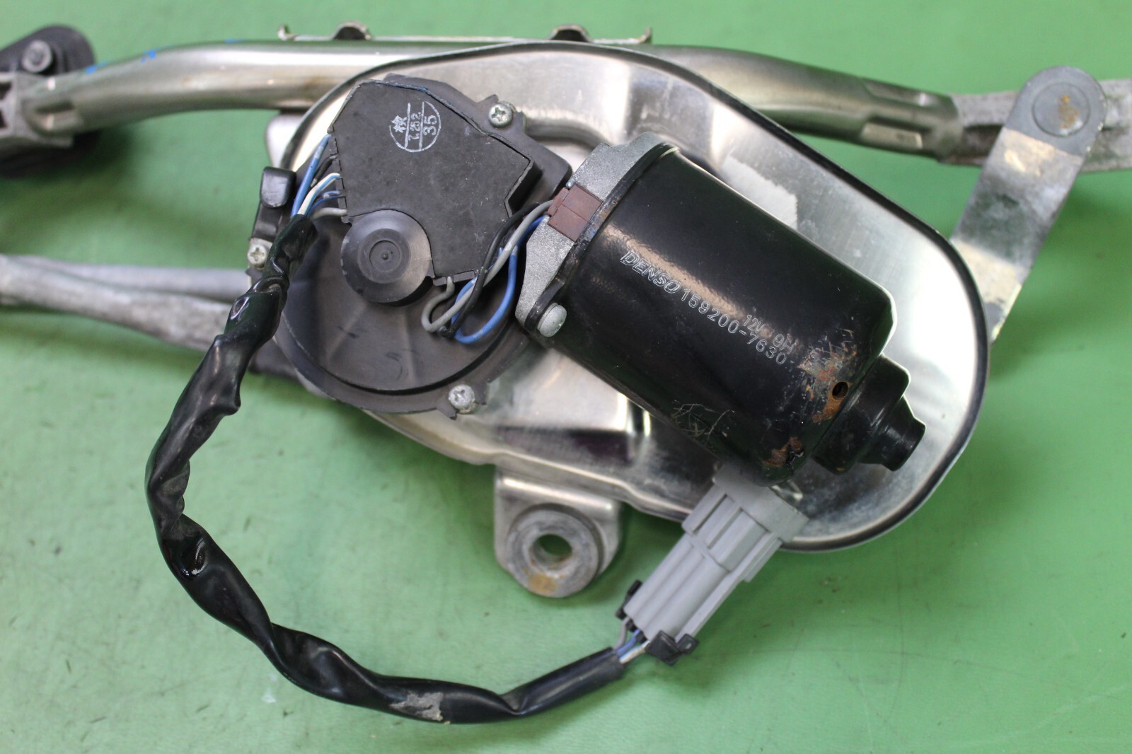 2007 MASERATI QUATTROPORTE FRONT WINDSHIELD WIPER MOTOR LINKAGE TRANSMISSION OEM