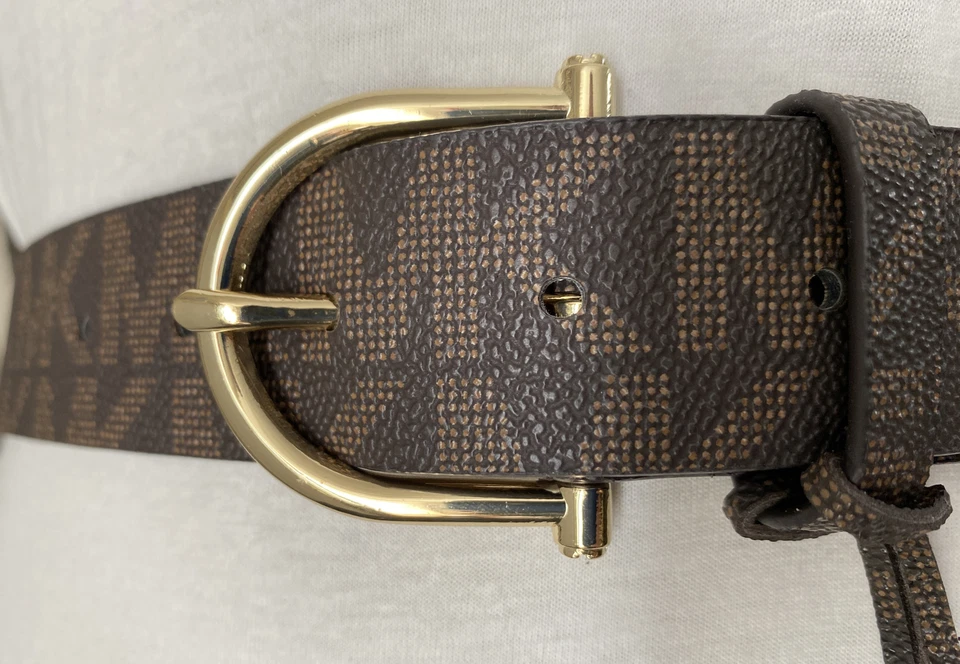 CINTURÓN MICHAEL KORS CHOCOLATE MK LOGO PLACA DE IDENTIFICACIÓN MK CON ENCANTO MK HEBILLA DORADA ¡GUAU! Foto 2 de 4