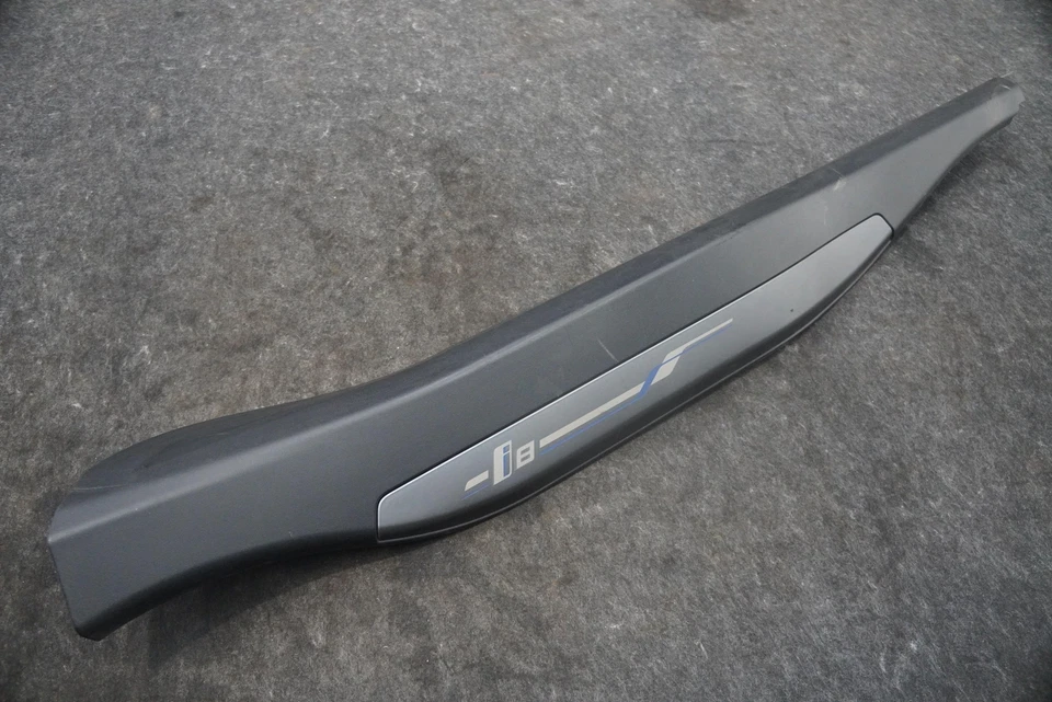 Cubierta de placa de desgaste del umbral de la puerta del lado derecho del pasajero 51477314938 BMW i8 Foto 3 de 4