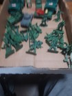 PLASTIC MILITARY  24 SOLDIERS AND VEHICLES  2 JEEPS/ 2 / TRUCKS/PICKUPS/LAUNCHER — photo 3