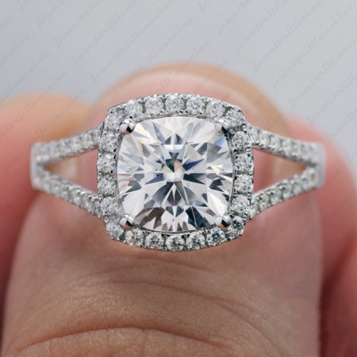 1,7 TCW Cushion Moissanit Split Shank Halo Verlobungsring 14K Weißgold plattiert