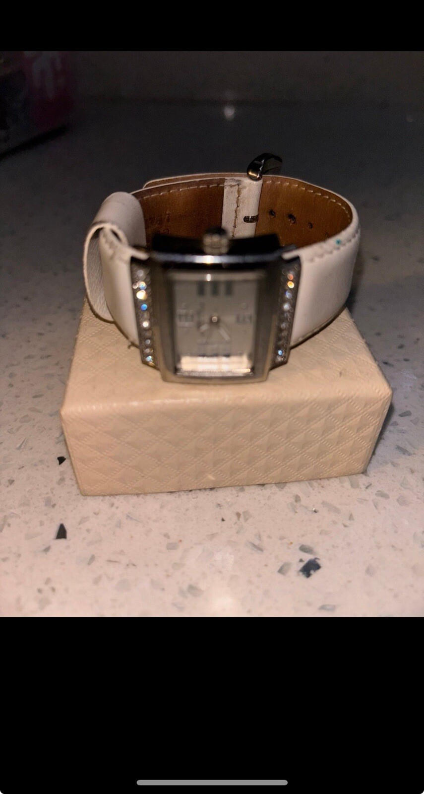 Stylish Durable Wristwatch for Men and Women-image