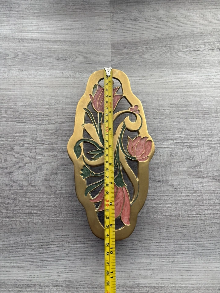 Remache ovalado floral decorativo de tulipán rosa vintage de mediados de siglo de latón macizo con pies Foto 2 de 4