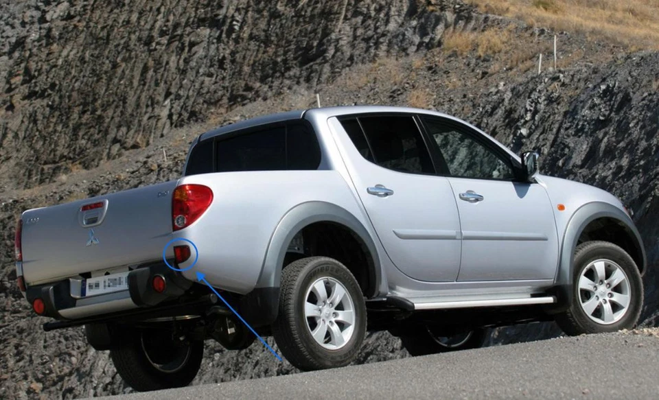 A Pair Rear Bumper Back Reflector Light for Mitsubishi L200 Triton IV 2005-2015 - Image 2 of 4