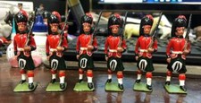 BRITAINS HIGHLANDERS MARCHING SETOF 6 FIGURES PAINTED WHITE METAL