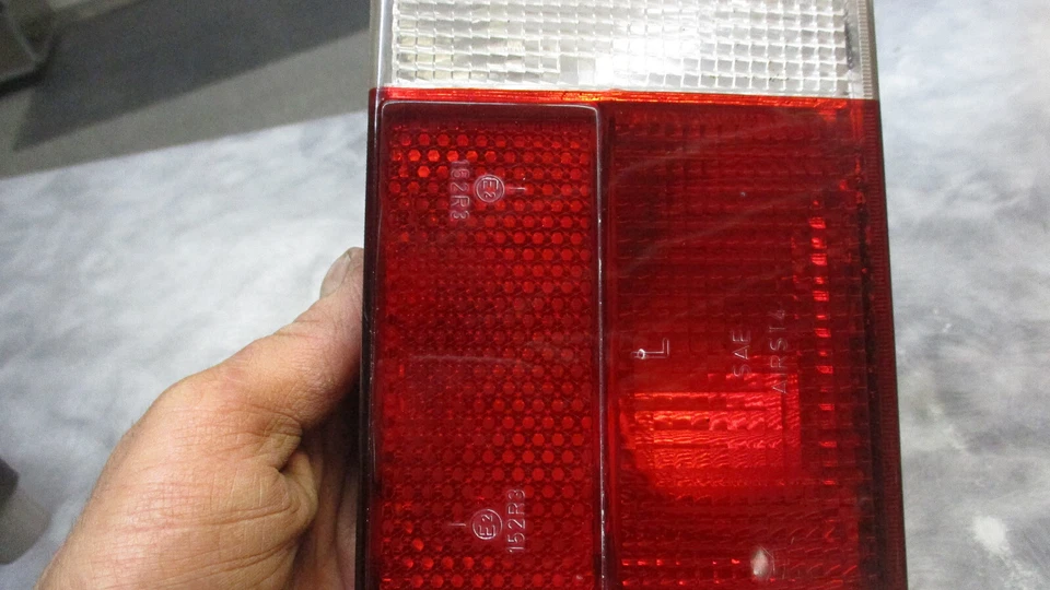 1976 - 1984 大众长袍和小木屋 1985 - 1993 尾灯左侧 — 第 3/4 张图片