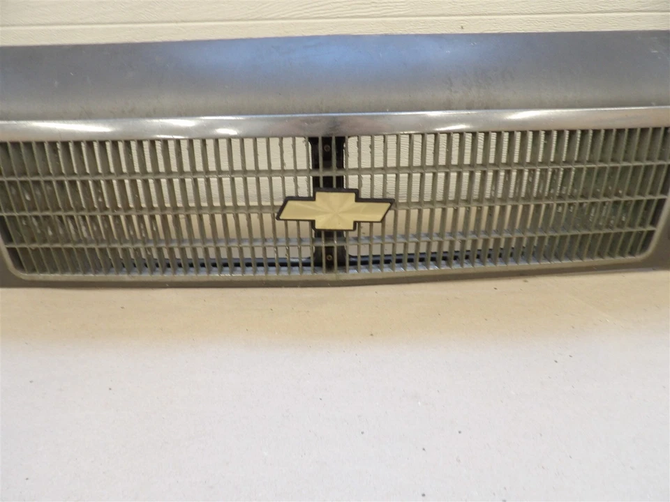 CHEVY CELEBRITY 1987-89 MONTAJE PANEL CABEZAL PARRILLA FRONTAL Foto 3 de 4