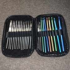 Boye 24 Crochet Hooks w/Pink Case Excellent Condition