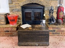 Vecchia cassapanca antica in pino, baule portaoggetti vintage in legno, scatola coperta, tavolino.