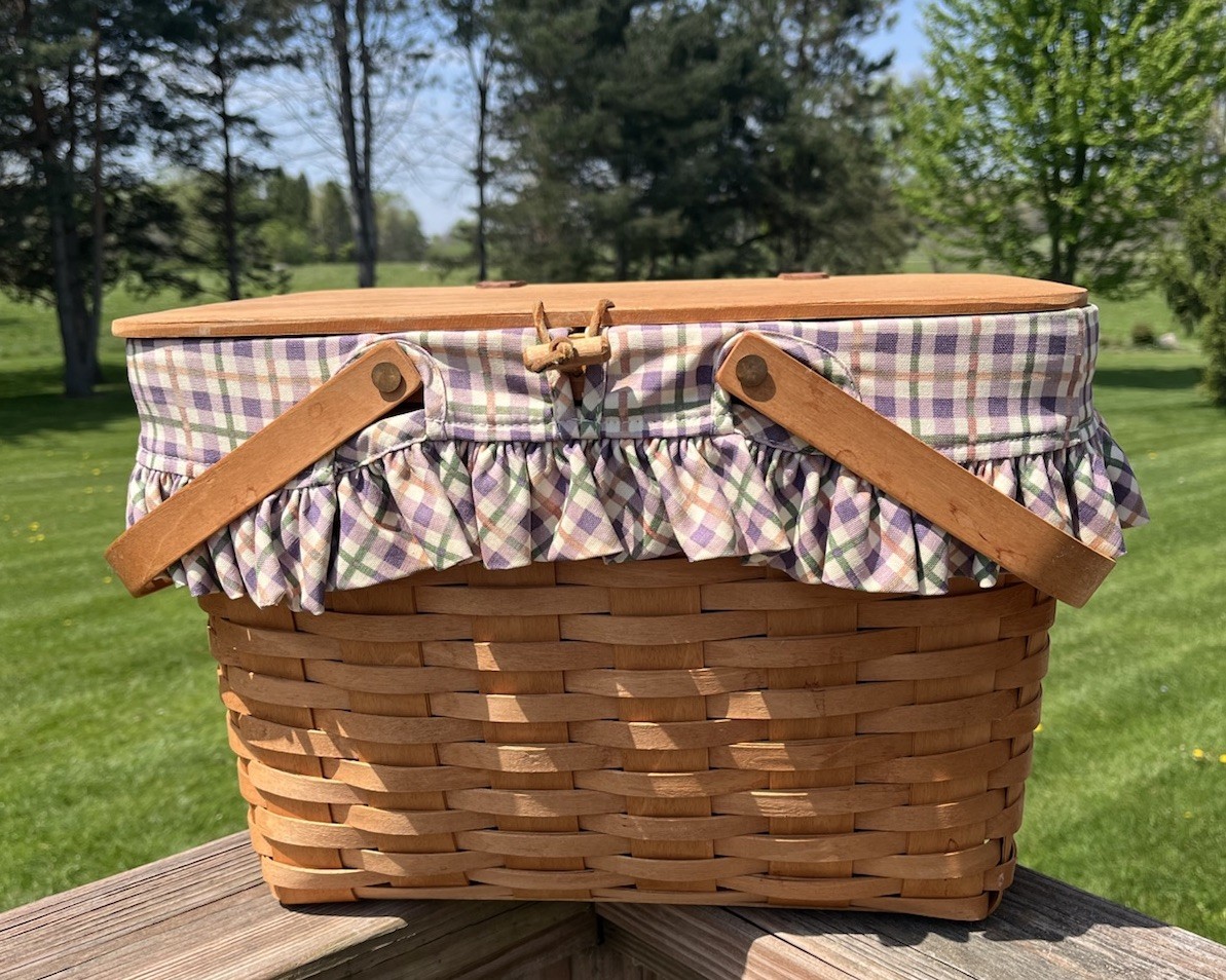 Longaberger 1999 Large Picnic Basket w/Attached lid, Liner