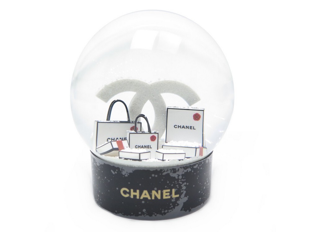 Boule à neige Chanel logo CC le cadeau de luxe idéal avec boîte
