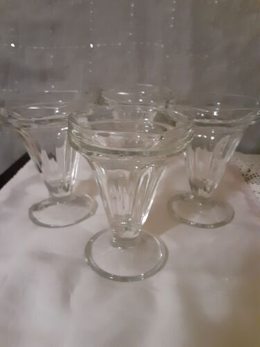 VTG SET OF 4 SHORT PARLOR STYLE ICE CREAM/PARFAIT GLASSES PRESSED GLASS/ PANELS - Afbeelding 1 van 7