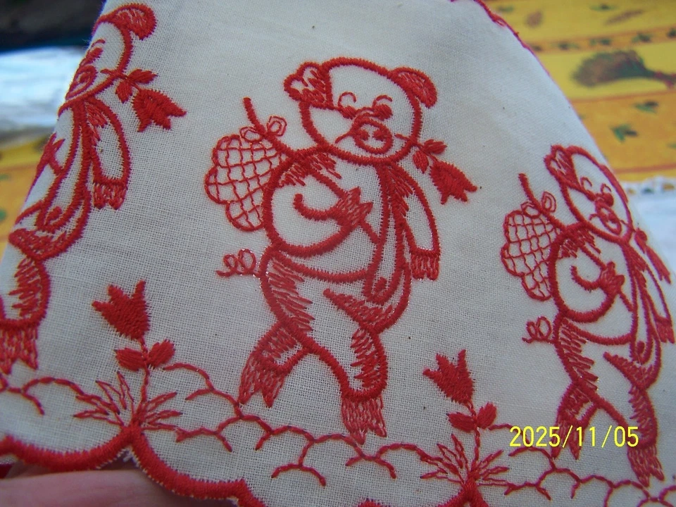 Bordure de cheminée ou d'étagère lin brodé rouge scène de petits cochons. Réf M1 - Photo 4/4