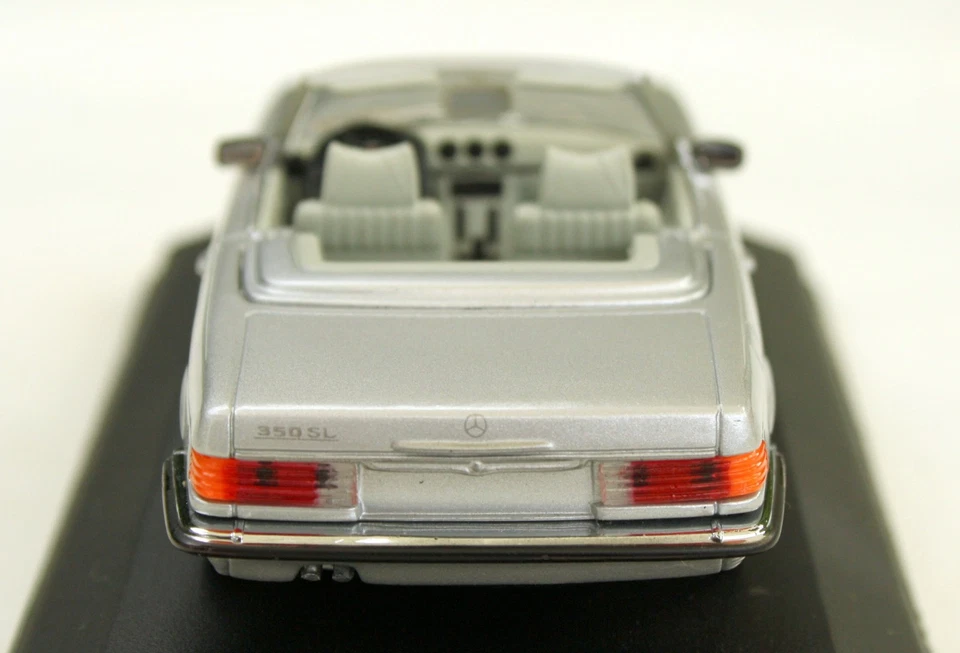 Mercedes 350 SL R107 año 1971-1989, plateado metálico, modelo Minichamps en M.1: Foto 3 de 4