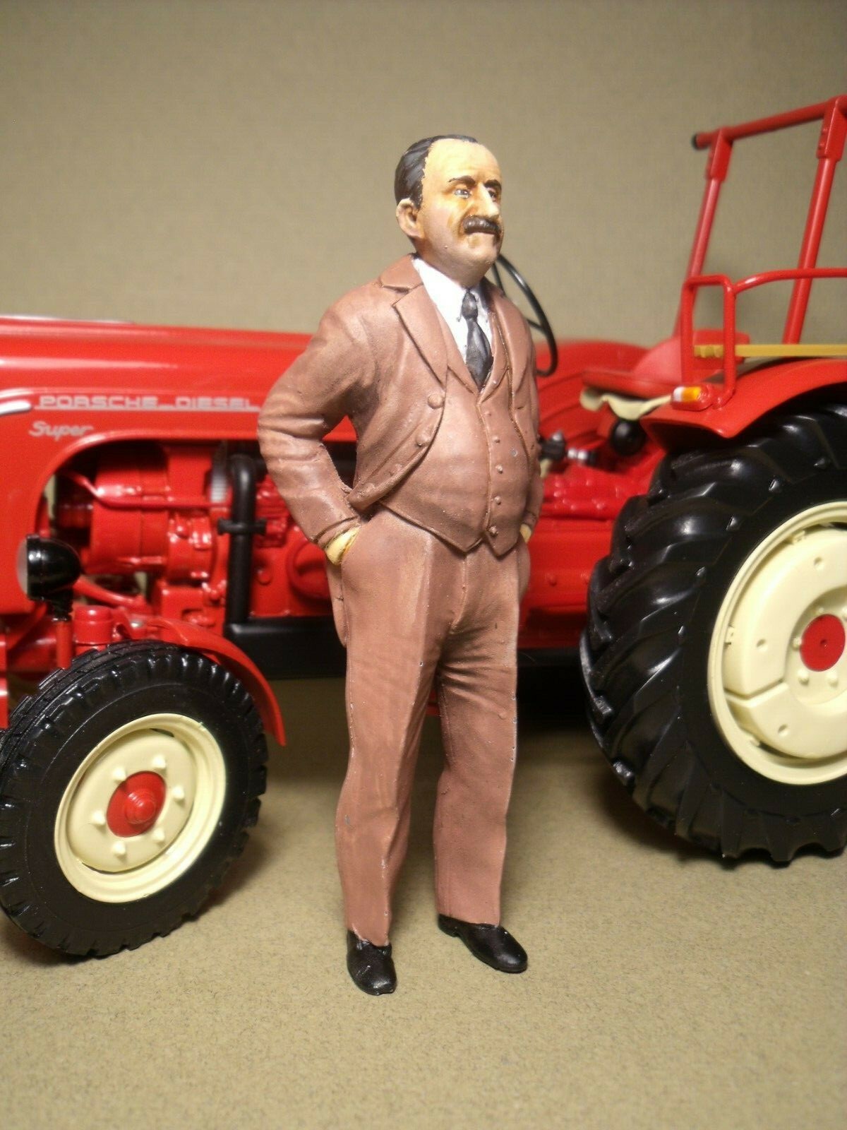 Figurine Ferdinand Porsche 1/18 pour personnaliser un diorama vintage