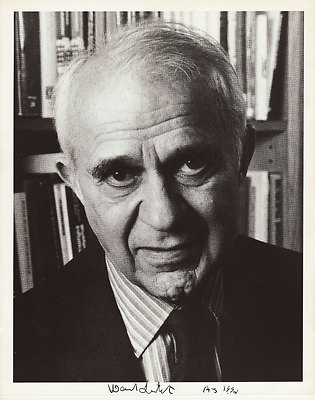 Wassily Leontief Originalautogramm auf Großfoto Nobel WiWi 1973 autograph