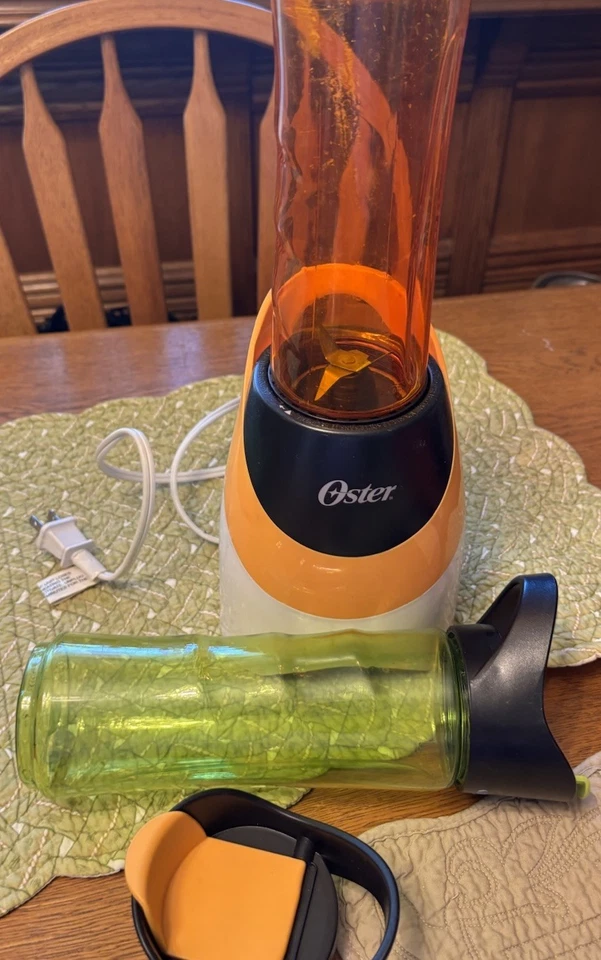 Batidora Oster My Blend modelo BLSTP verde y naranja salud estilo de vida Foto 3 de 4