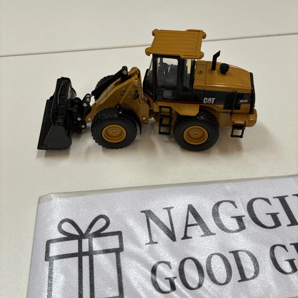 Caterpillar CAT 924G Wheel Loader Diecast 1:50 Scale Articulated Tractor #4210 - Image 3 of 4
