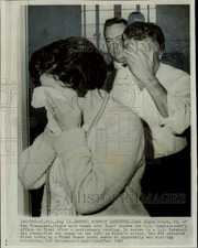 1966 Press Photo Carl Moses Schwartz leaves US Commissioner's Office in Miami