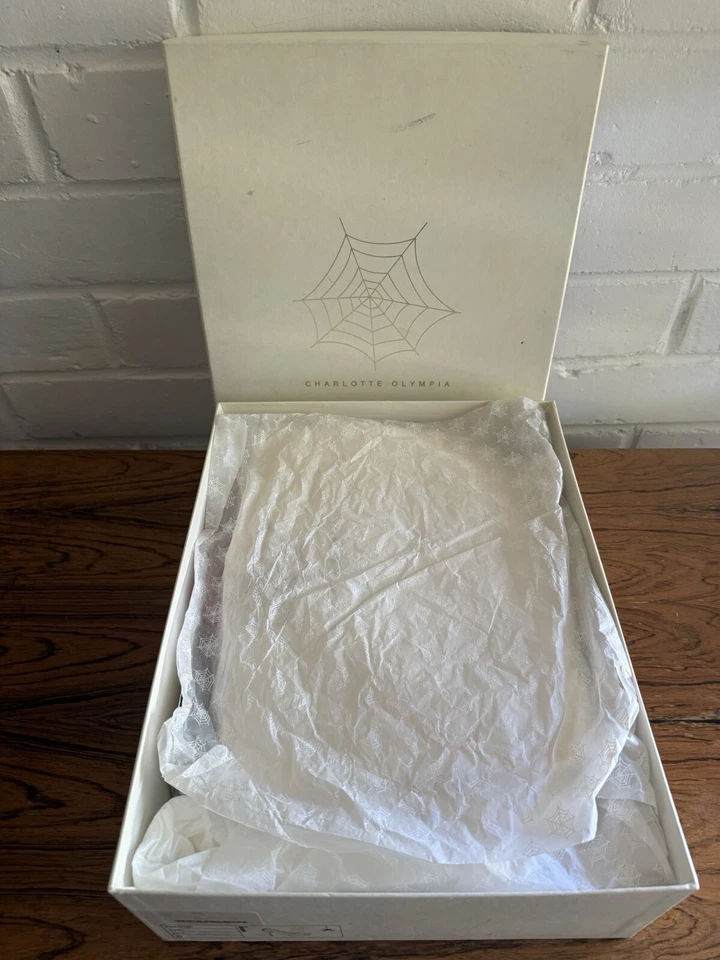 Sexy Rojo Charlotte Olympia 37 Tacones BNWB Hecho a Mano en Italia 🇮🇹 Con Medias Foto 3 de 4