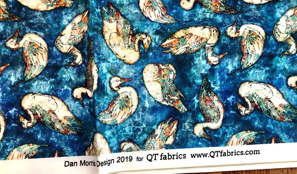 dan Morris 绗缝珍品蜡染织物蓝色鸭子雪松岭 23 英寸 x 36 英寸 — 第 2/3 张图片