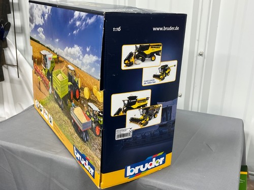 CLAAS Lexion 780 Bruder COMBINE 1:16 Scale NIB w/ Grain Head and Trailer Yellow - Picture 8 of 8