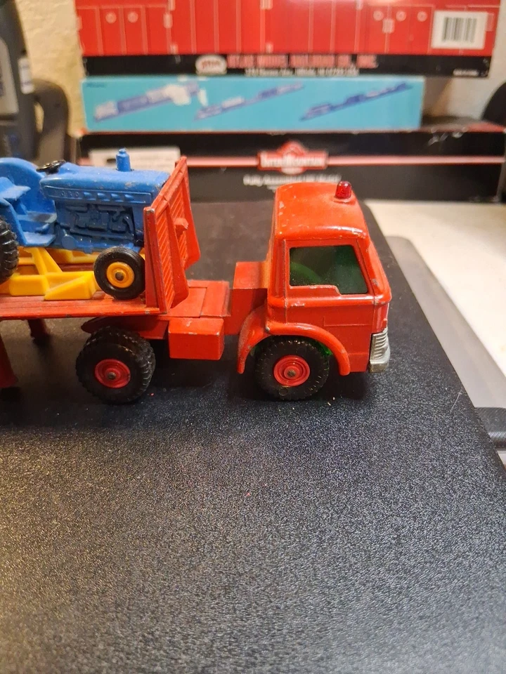Tractor Ford Matchbox tamaño king y transportador Tasker con 3 tractores Foto 2 de 4