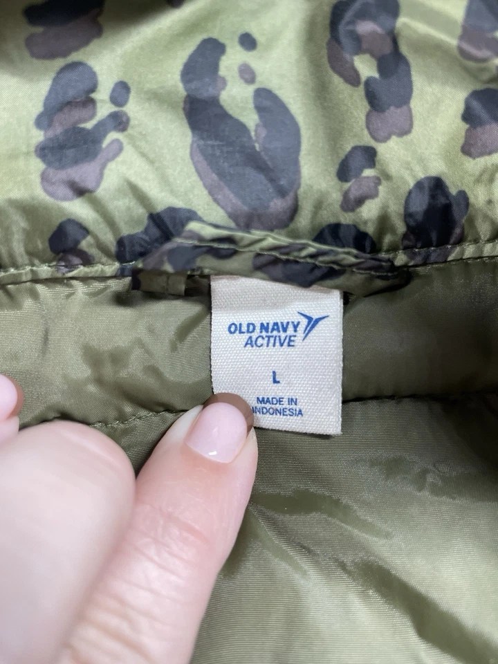 Old Navy Active Puffer Jacket Womens L Green Leopard Print Quilted Lightweight - Image 3 of 4