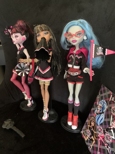 Monster High Dracula Ghoulia Yelps Cleo DeNil Fearleading Lot De 3 Poupées Rare - Foto 2 di 9