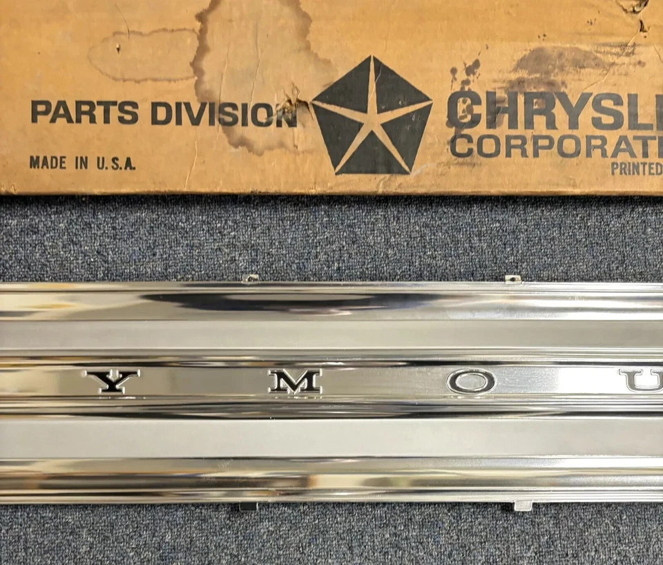 1965 年普利茅斯 Fury III 车厢尾门装饰面板 2526202 NOS — 第 4/4 张图片