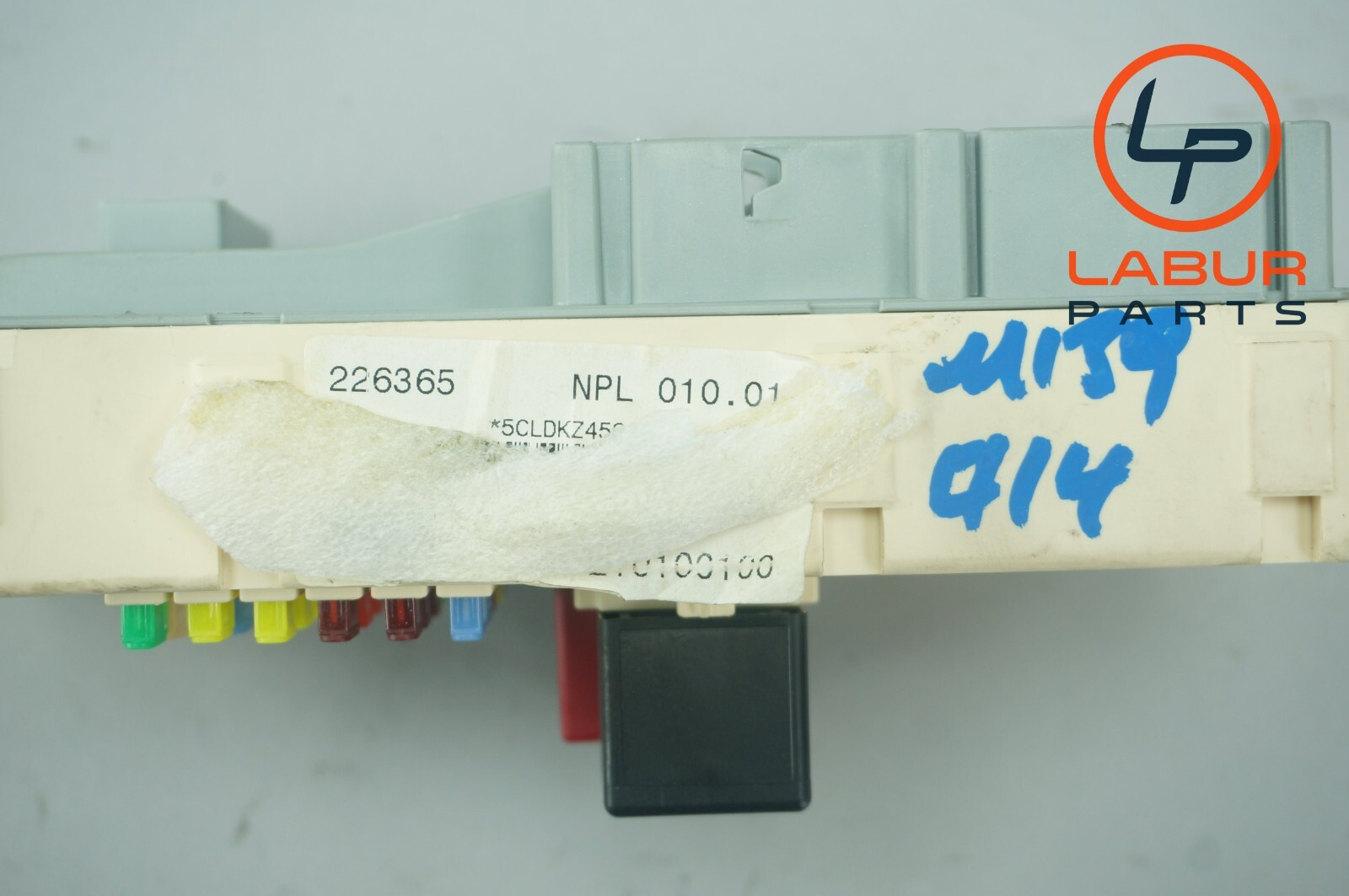 M139 03-19 Maserati GranTurismo Quattroporte Front Relay Fuse Box B1057