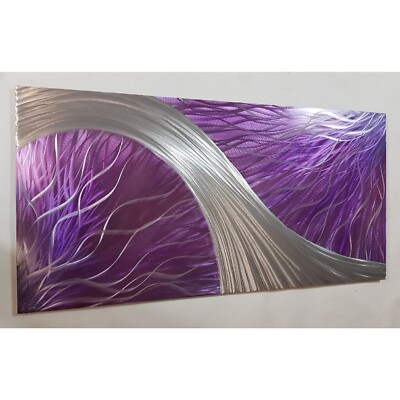 Moderne abstrakte zeitgenössische Wandkunst aus Metall. Division. Lila und Silber