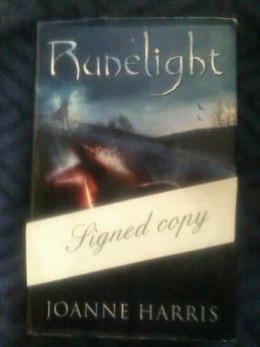 RUNELIGHT +SIGNÉ+ JOANNE HARRIS .2011.PUBLIÉ PAR DOUBLEDAY.« ACCEPTABLE