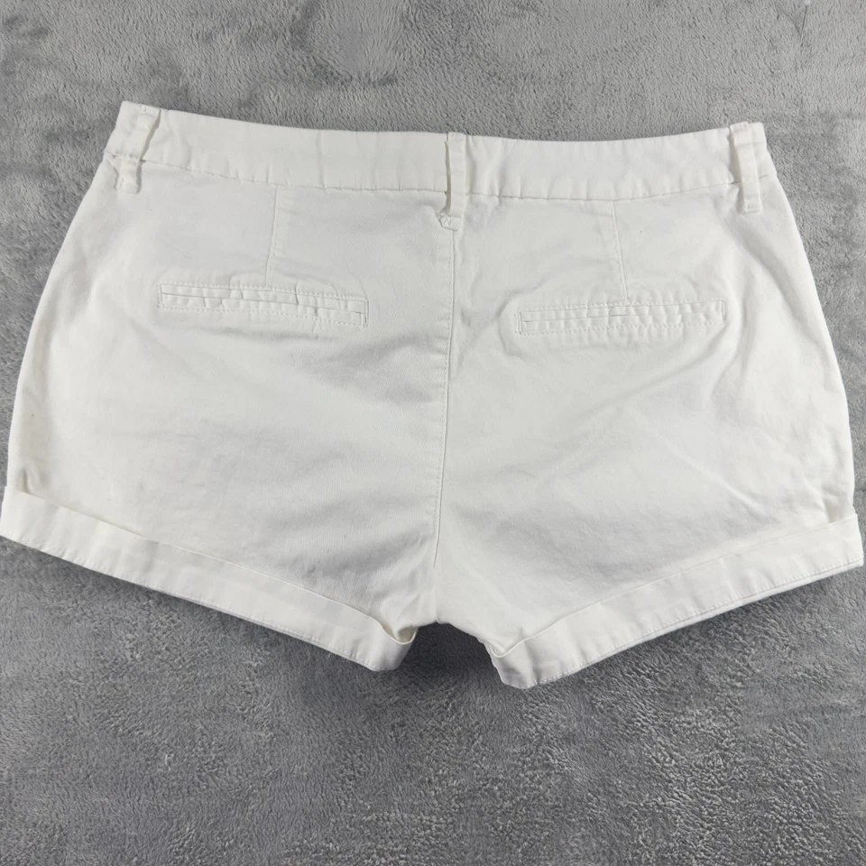 Old Navy Womens White Chino Shorts Size 6 Cotton Flat Front Regular Fit - Image 3 of 4