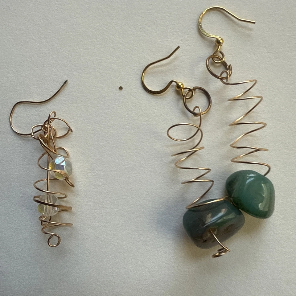 Pendientes chapados en oro con varias piedras Foto 3 de 4